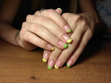 Manikürcü onu mükemmel bir manikürcüye dönüştürdü. Ellerinde cilalı jöle vardı ve müşteri mutluydu.