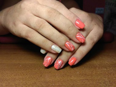 Manikürcü onu mükemmel bir manikürcüye dönüştürdü. Ellerinde cilalı jöle vardı ve müşteri mutluydu.