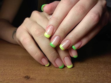 Manikürcü onu mükemmel bir manikürcüye dönüştürdü. Ellerinde cilalı jöle vardı ve müşteri mutluydu.