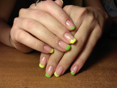 Manikürcü onu mükemmel bir manikürcüye dönüştürdü. Ellerinde cilalı jöle vardı ve müşteri mutluydu.