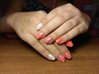 Manikürcü onu mükemmel bir manikürcüye dönüştürdü. Ellerinde cilalı jöle vardı ve müşteri mutluydu.