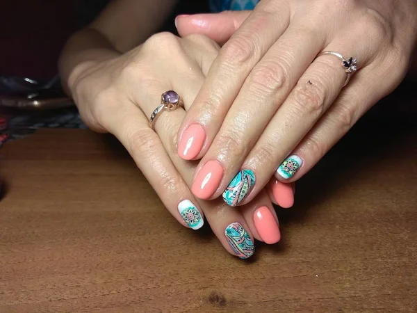 Manikürcü onu mükemmel bir manikürcüye dönüştürdü. Ellerinde cilalı jöle vardı ve müşteri mutluydu.