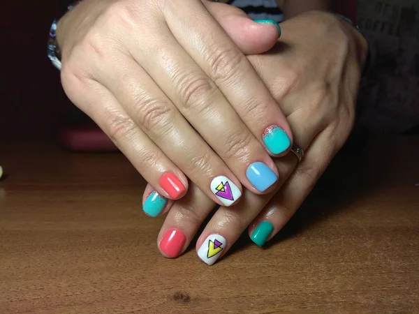 La manicurista hizo excelentemente su trabajo una hermosa manicura con un gel polaco en sus manos y el cliente está feliz — Foto de Stock