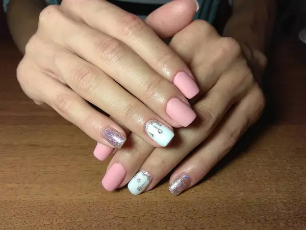 Manikürcü onu mükemmel bir manikürcüye dönüştürdü. Ellerinde cilalı jöle vardı ve müşteri mutluydu.