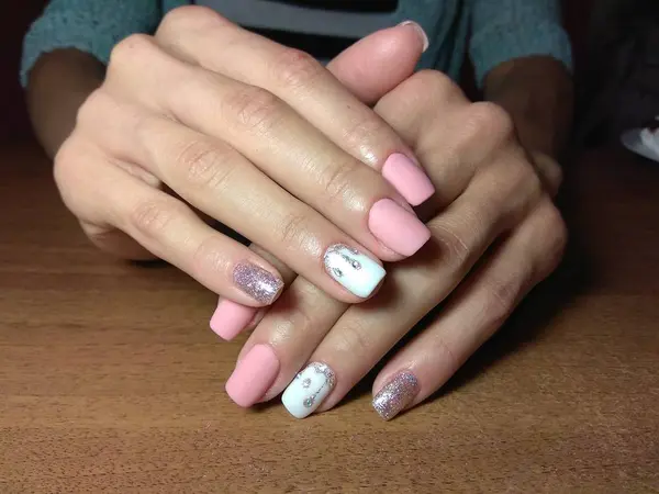 La manicurista hizo excelentemente su trabajo una hermosa manicura con un gel polaco en sus manos y el cliente está feliz — Foto de Stock