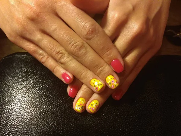 Manikürcü onu mükemmel bir manikürcüye dönüştürdü. Ellerinde cilalı jöle vardı ve müşteri mutluydu.