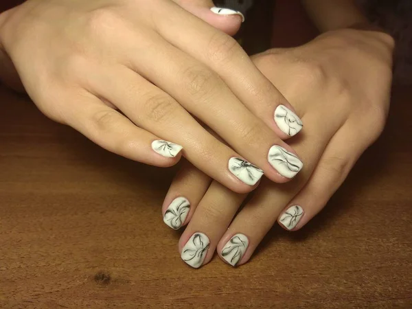 Manikürcü onu mükemmel bir manikürcüye dönüştürdü. Ellerinde cilalı jöle vardı ve müşteri mutluydu.