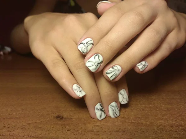 Manikürcü onu mükemmel bir manikürcüye dönüştürdü. Ellerinde cilalı jöle vardı ve müşteri mutluydu.