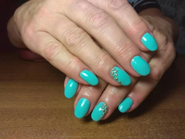 Manikürcü onu mükemmel bir manikürcüye dönüştürdü. Ellerinde cilalı jöle vardı ve müşteri mutluydu.