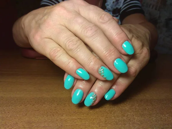 Manikürcü onu mükemmel bir manikürcüye dönüştürdü. Ellerinde cilalı jöle vardı ve müşteri mutluydu.