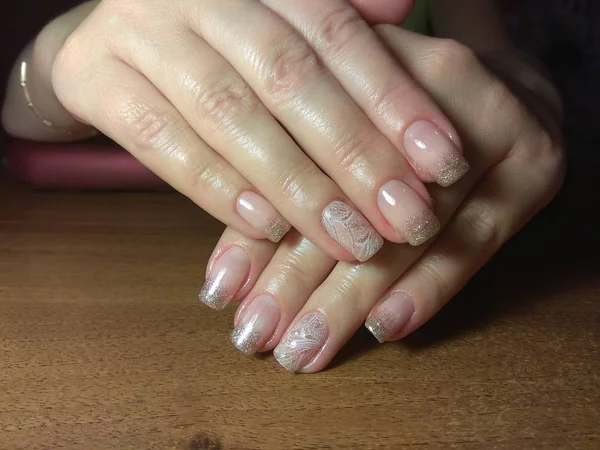 Manikürcü onu mükemmel bir manikürcüye dönüştürdü. Ellerinde cilalı jöle vardı ve müşteri mutluydu.