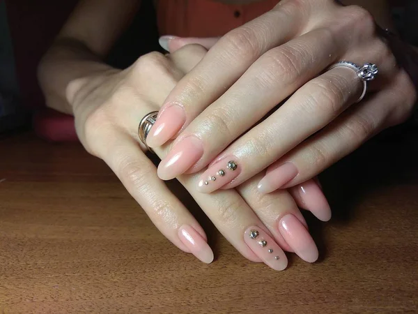 La manicure l'ha fatta lavorare in modo eccellente una bella manicure con un gel lucido sulle mani e il cliente è felice. — Foto Stock