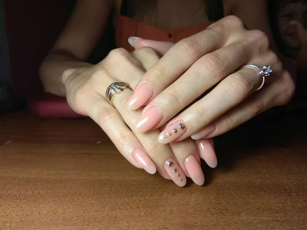 Manikürcü onu mükemmel bir manikürcüye dönüştürdü. Ellerinde cilalı jöle vardı ve müşteri mutluydu.