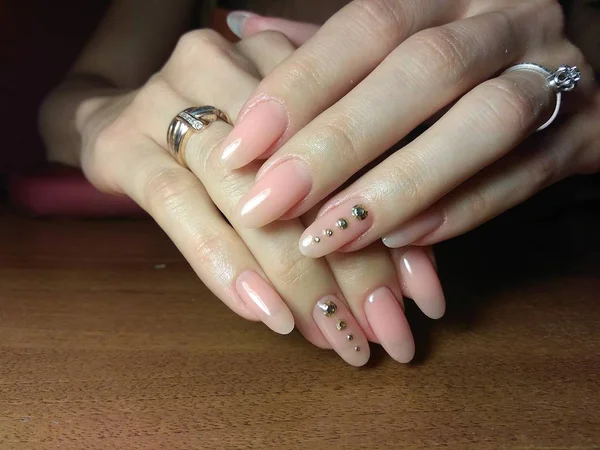 Manikürcü onu mükemmel bir manikürcüye dönüştürdü. Ellerinde cilalı jöle vardı ve müşteri mutluydu.