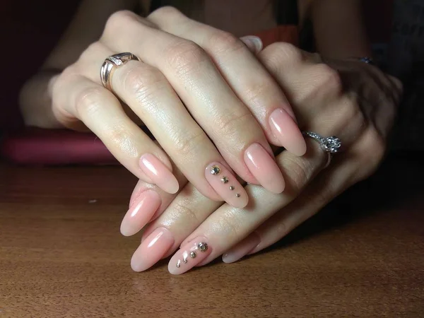 Manikürcü onu mükemmel bir manikürcüye dönüştürdü. Ellerinde cilalı jöle vardı ve müşteri mutluydu.