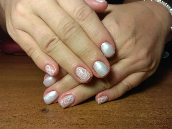 Manikürcü onu mükemmel bir manikürcüye dönüştürdü. Ellerinde cilalı jöle vardı ve müşteri mutluydu.