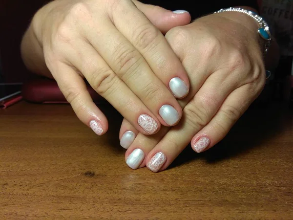 A manicure excelentemente fez seu trabalho uma bela manicure com um gel polonês em suas mãos e o cliente está feliz — Fotografia de Stock