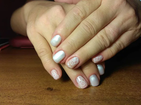 Manikürcü onu mükemmel bir manikürcüye dönüştürdü. Ellerinde cilalı jöle vardı ve müşteri mutluydu.