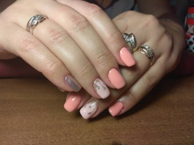 Manikürcü onu mükemmel bir manikürcüye dönüştürdü. Ellerinde cilalı jöle vardı ve müşteri mutluydu.