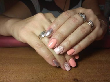 Manikürcü onu mükemmel bir manikürcüye dönüştürdü. Ellerinde cilalı jöle vardı ve müşteri mutluydu.