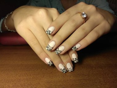 Manikürcü onu mükemmel bir manikürcüye dönüştürdü. Ellerinde cilalı jöle vardı ve müşteri mutluydu.