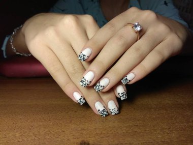 Manikürcü onu mükemmel bir manikürcüye dönüştürdü. Ellerinde cilalı jöle vardı ve müşteri mutluydu.