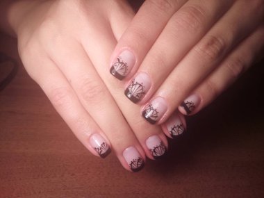 Manikürcü onu mükemmel bir manikürcüye dönüştürdü. Ellerinde cilalı jöle vardı ve müşteri mutluydu.