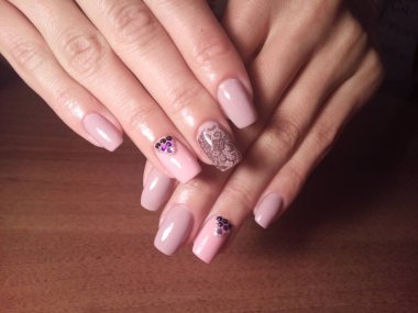 Manikürcü onu mükemmel bir manikürcüye dönüştürdü. Ellerinde cilalı jöle vardı ve müşteri mutluydu.