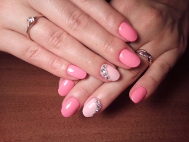 Manikürcü onu mükemmel bir manikürcüye dönüştürdü. Ellerinde cilalı jöle vardı ve müşteri mutluydu.