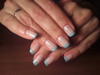 Manikürcü onu mükemmel bir manikürcüye dönüştürdü. Ellerinde cilalı jöle vardı ve müşteri mutluydu.