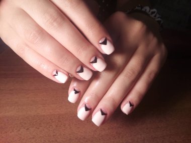 Manikürcü onu mükemmel bir manikürcüye dönüştürdü. Ellerinde cilalı jöle vardı ve müşteri mutluydu.