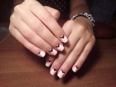 Manikürcü onu mükemmel bir manikürcüye dönüştürdü. Ellerinde cilalı jöle vardı ve müşteri mutluydu.