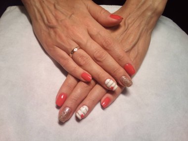 Manikürcü onu mükemmel bir manikürcüye dönüştürdü. Ellerinde cilalı jöle vardı ve müşteri mutluydu.