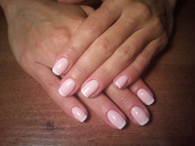 Manikürcü onu mükemmel bir manikürcüye dönüştürdü. Ellerinde cilalı jöle vardı ve müşteri mutluydu.