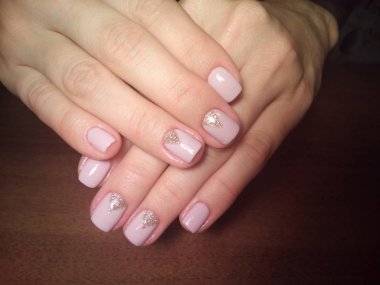 Manikürcü onu mükemmel bir manikürcüye dönüştürdü. Ellerinde cilalı jöle vardı ve müşteri mutluydu.