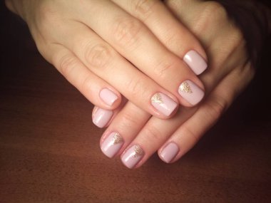 Manikürcü onu mükemmel bir manikürcüye dönüştürdü. Ellerinde cilalı jöle vardı ve müşteri mutluydu.