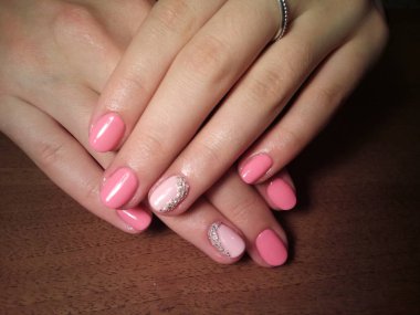 Manikürcü onu mükemmel bir manikürcüye dönüştürdü. Ellerinde cilalı jöle vardı ve müşteri mutluydu.