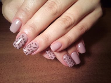 Manikürcü onu mükemmel bir manikürcüye dönüştürdü. Ellerinde cilalı jöle vardı ve müşteri mutluydu.