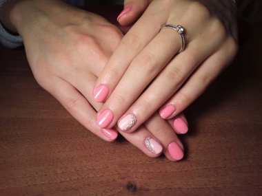 Manikürcü onu mükemmel bir manikürcüye dönüştürdü. Ellerinde cilalı jöle vardı ve müşteri mutluydu.