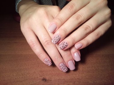 Manikürcü onu mükemmel bir manikürcüye dönüştürdü. Ellerinde cilalı jöle vardı ve müşteri mutluydu.