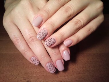 Manikürcü onu mükemmel bir manikürcüye dönüştürdü. Ellerinde cilalı jöle vardı ve müşteri mutluydu.