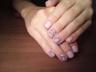 Manikürcü onu mükemmel bir manikürcüye dönüştürdü. Ellerinde cilalı jöle vardı ve müşteri mutluydu.