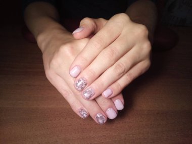 Manikürcü onu mükemmel bir manikürcüye dönüştürdü. Ellerinde cilalı jöle vardı ve müşteri mutluydu.