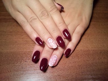 Manikürcü onu mükemmel bir manikürcüye dönüştürdü. Ellerinde cilalı jöle vardı ve müşteri mutluydu.