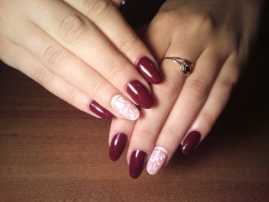 Manikürcü onu mükemmel bir manikürcüye dönüştürdü. Ellerinde cilalı jöle vardı ve müşteri mutluydu.