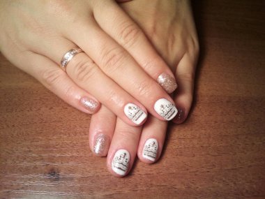 Manikürcü onu mükemmel bir manikürcüye dönüştürdü. Ellerinde cilalı jöle vardı ve müşteri mutluydu.