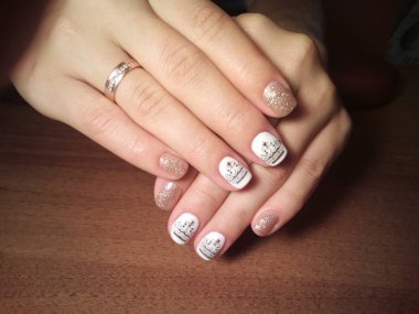 Manikürcü onu mükemmel bir manikürcüye dönüştürdü. Ellerinde cilalı jöle vardı ve müşteri mutluydu.