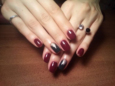 Manikürcü onu mükemmel bir manikürcüye dönüştürdü. Ellerinde cilalı jöle vardı ve müşteri mutluydu.