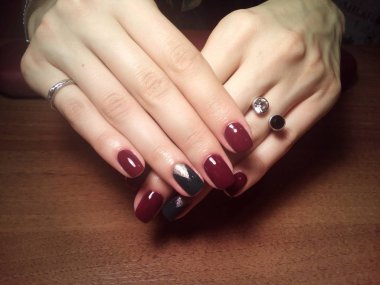 Manikürcü onu mükemmel bir manikürcüye dönüştürdü. Ellerinde cilalı jöle vardı ve müşteri mutluydu.