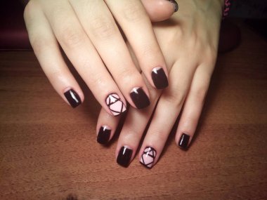 Manikürcü onu mükemmel bir manikürcüye dönüştürdü. Ellerinde cilalı jöle vardı ve müşteri mutluydu.